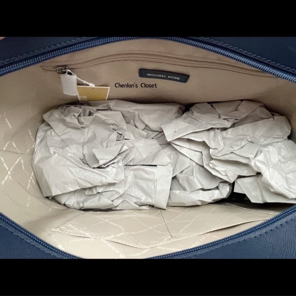 ✨NeW! Michael Kors Gilly Drawstring Tote Set - Picture 5 of 9